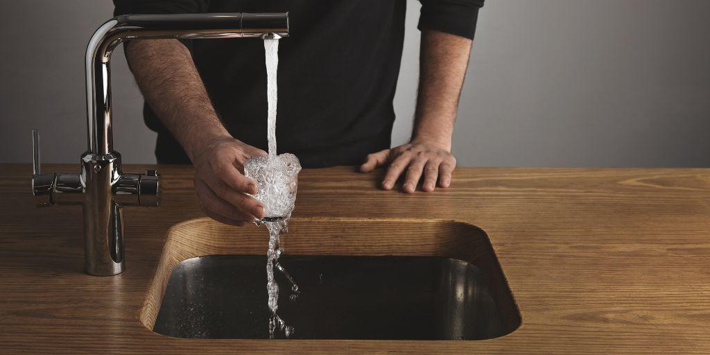 Bere acqua del rubinetto fa male?